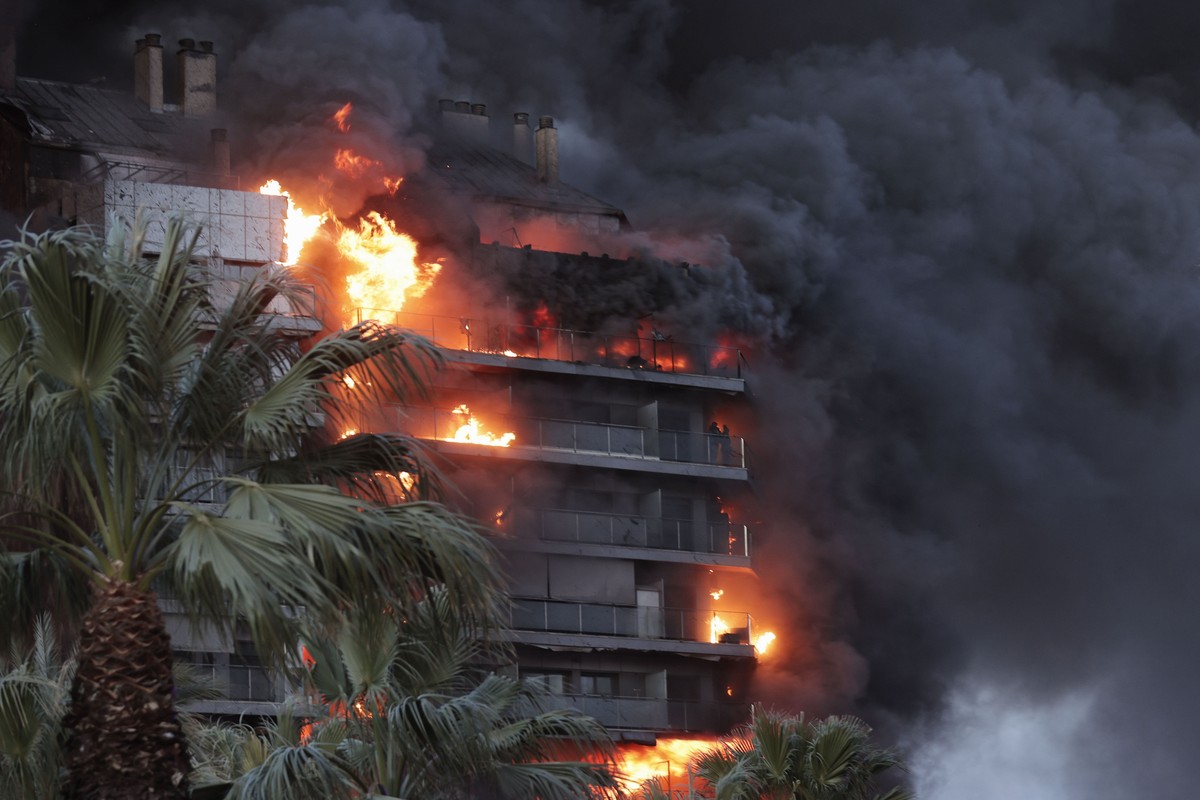 epa11173271 Smoke rises from a fire of a 14-story residential building in Valencia, eastern Spain, 22 February 2024. At least seven people were injured during the ongoing fire, and two people trapped  ...