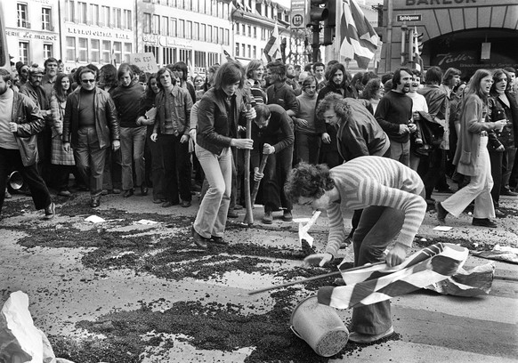 ARCHIV --- ZUM 40. JAHRESTAG DER GRUENDUNG DES KANTONS JURA STELLEN WIR IHNEN FOLGENDES BILDMATERIAL ZUR VERFUEGUNG --- Mitglieder der jurassischen Separatistengruppe Beliers giessen in Berns Spitalga ...