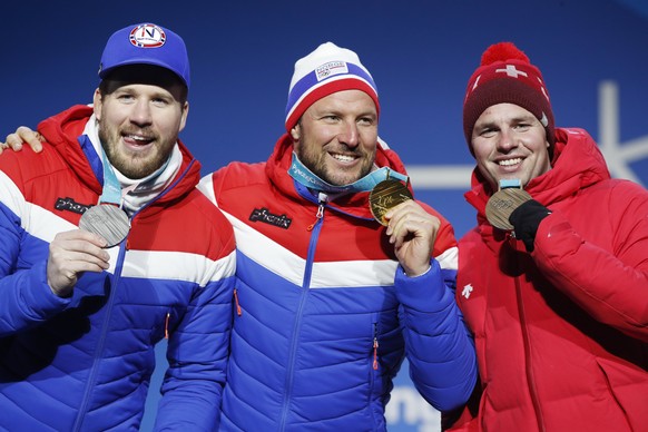 epa06528095 (L-R) Silver medal winner Kjetil Jansrud of Norway, gold medal winner Aksel Lund Svindal of Norway and bronze medal winner Beat Feuz of Switzerland during the medal ceremony for the men&#0 ...