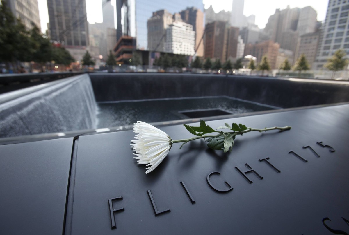 Bildnummer: 55946062 Datum: 12.09.2011 Copyright: imago/UPI Photo
A single white flower is left on one of the panels containing the names of the victims of the attacks on the first day that the 9/11 M ...