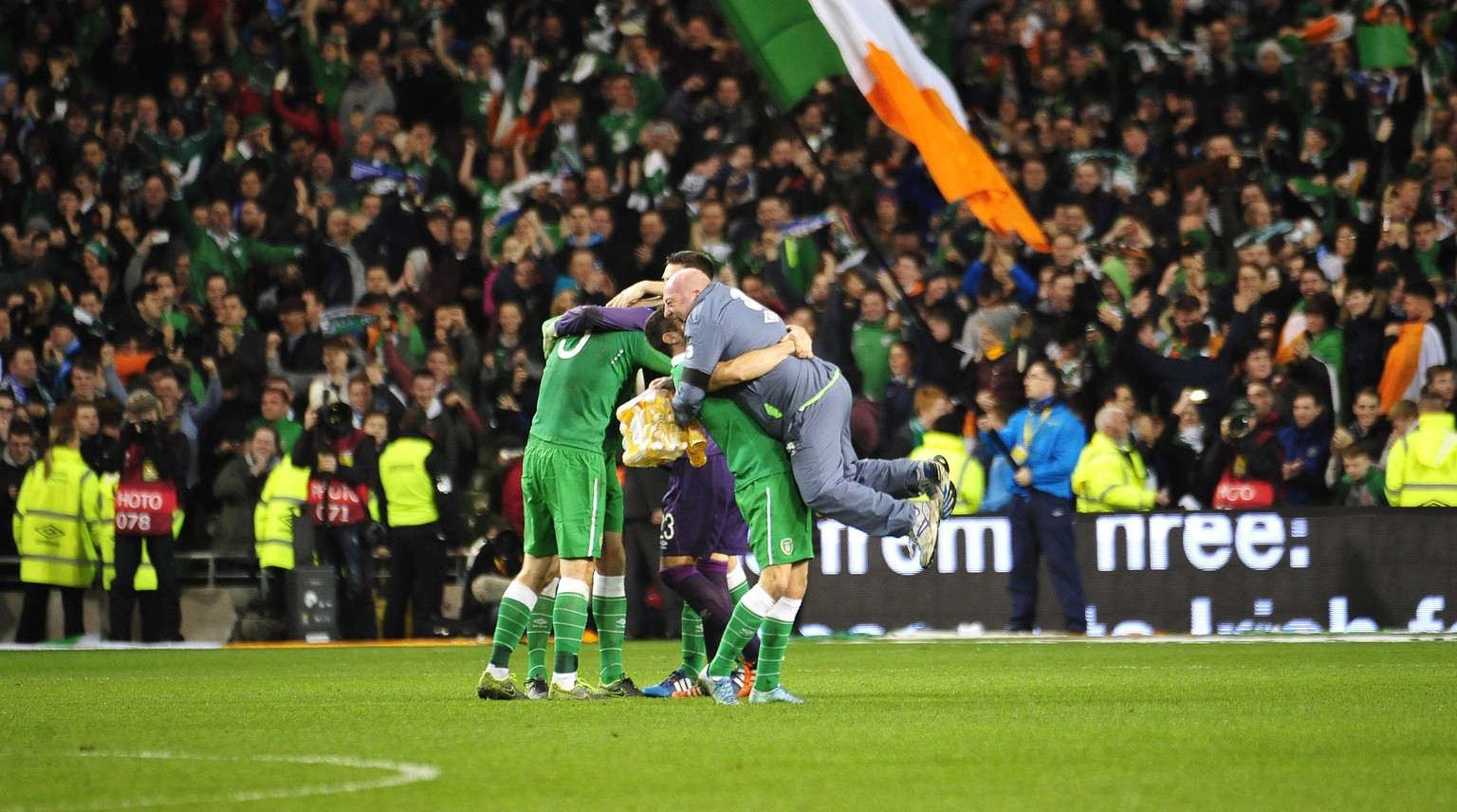 Hoch die Fahne: Ganz Irland jubelt nach dem Sieg gegen Bosnien.&nbsp;