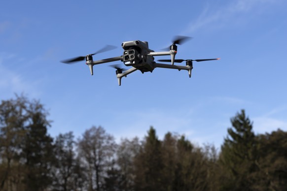 Demonstration eines Drohnenflugs beim Medientreff &quot;Polizeiarbeit aus der Vogelperspektive&quot;, am Montag, 3. November 2025 beim Ausbildungszentrum Riedbach in Bern. Die Polizei setzt Drohnen be ...