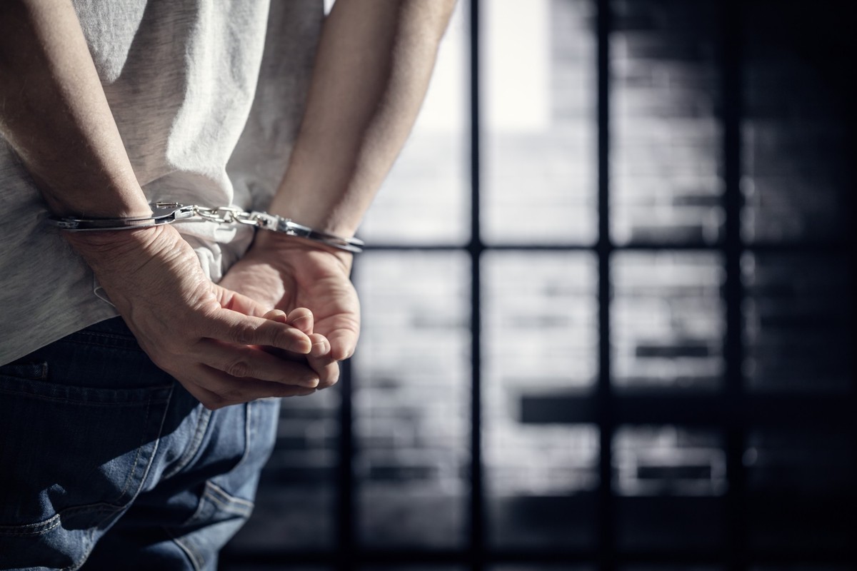 Ein Zürcher Stadtpolizist soll einem Asylsuchenden in Handschellen mit brutaler Gewalt begegnet sein (Symbolbild).