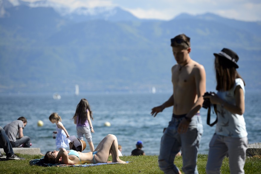 Das schöne Wetter lockt die Menschen wieder nach draussen, wie hier am Genfersee.