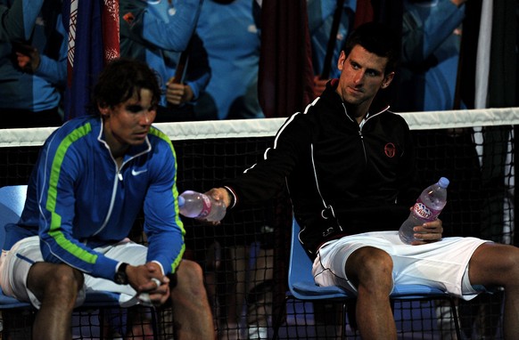Nach dem mit 5:53 Stunden längsten Grand-Slam-Final aller Zeiten gehen Novak Djokovic und Rafael Nadal bei der Siegerehrung die Kräfte aus. Die beiden dürfen sich auf einen Stuhl setzen und Sieger Djo ...