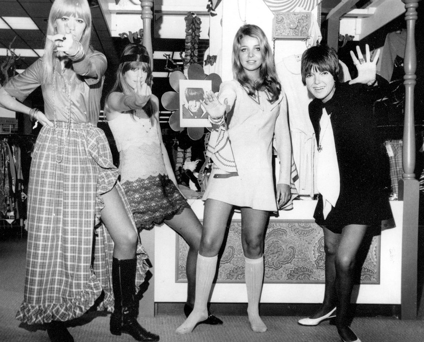 Bild vom 25. Oktober 1968 zeigt die britische Designerin Mary Quant, rechts, mit den Models Amanda Tear, Rory Davis und Penny Yates, von links, bei einer Praesentation ihrer Mod-Kreationen in Little R ...
