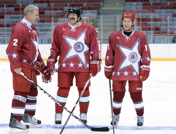 Alexander Lukaschenko spielt Eishockey (hier mit Russlands Präsident Wladimir Putin (l.)): Der Staatschef wäre gerne Sportler geworden.