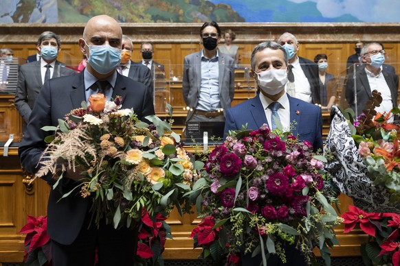 Der neu gewaehlte Bundespraesident Ignazio Cassis, rechts, und der neu gewaehlte Vizepraesident Alain Berset posieren nach ihrer Wahl waehrend der Wintersession der Eidgenoessischen Raete, am Mittwoch ...