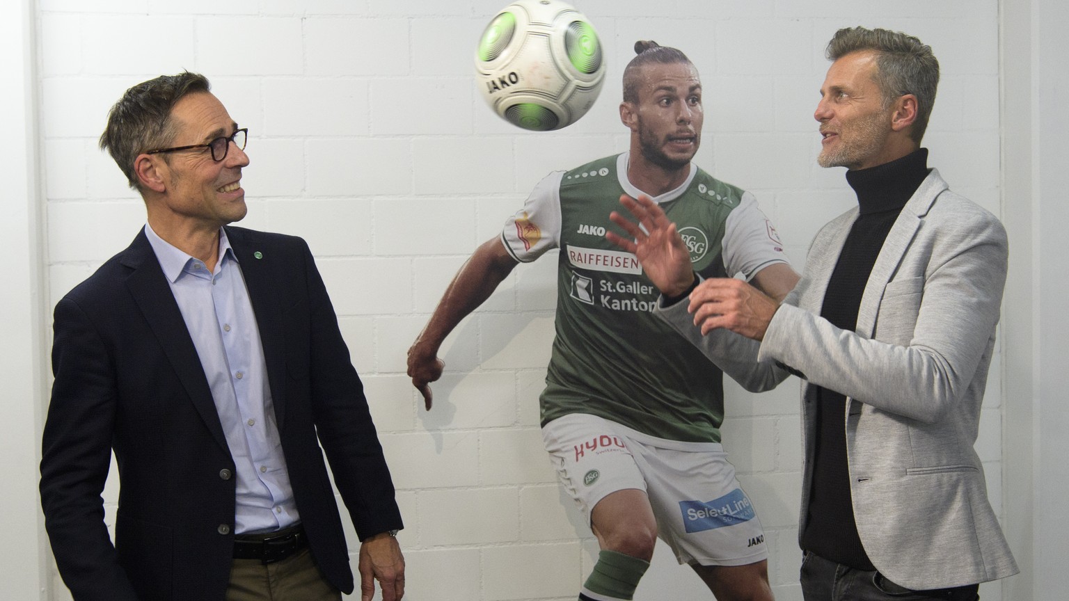 Matthias Hueppi, Verwaltungsratspraesident des FC St. Gallen, links, und Alain Sutter, der neue Sportchef des FC St. Gallen, aufgenommen am Mittwoch, 3. Januar 2018, in St. Gallen. (KEYSTONE/Gian Ehre ...