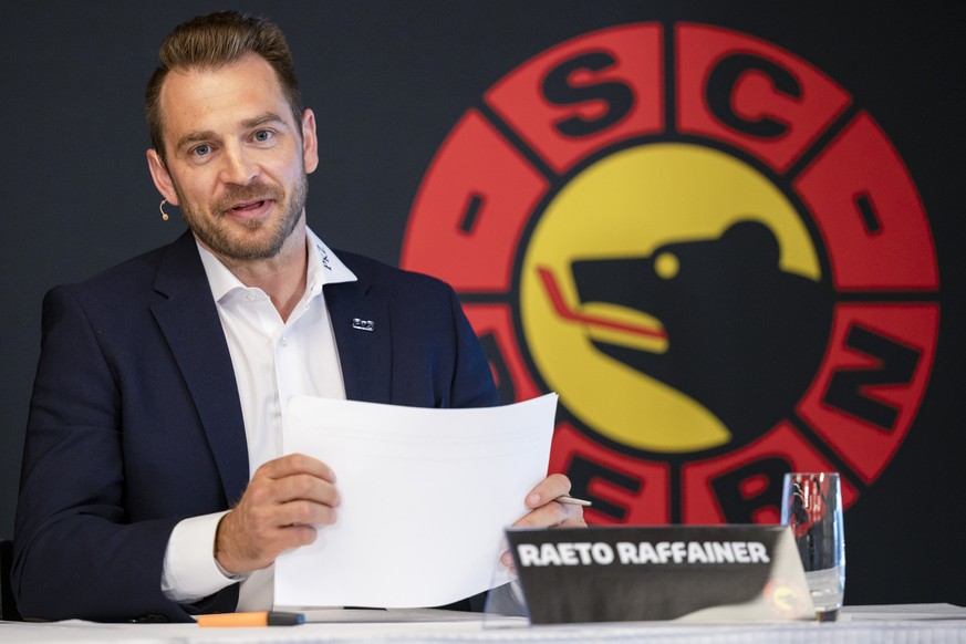 Der Sportdirektor des SC Bern, Raeto Raffainer, spricht an einer Medienkonferenz des SCB zu sportlichen Themen und Umstrukturierungen am Mittwoch, 30. Maerz 2022 in der Postfinance Arena in Bern. (KEY ...