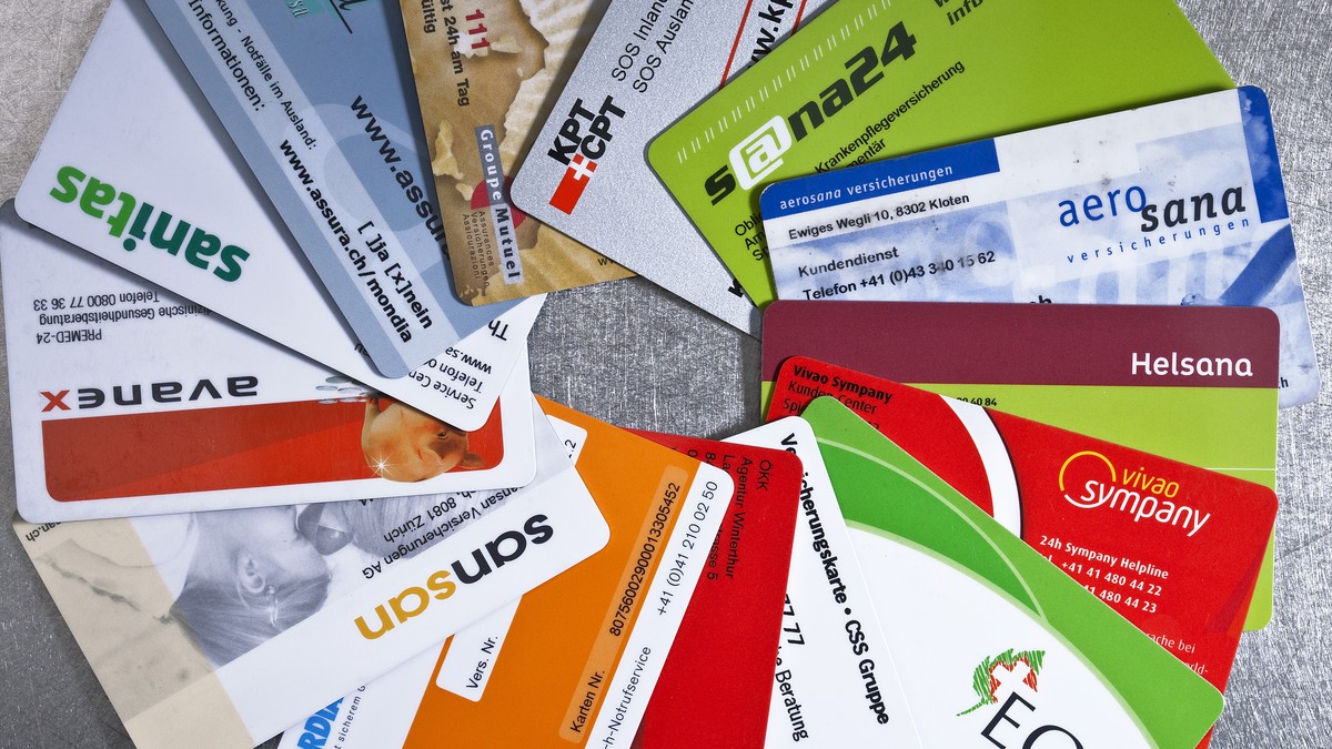 ARCHIVBILD ZUR MK SANTÉSUISSE: "ATEMPAUSE" ZUGUNSTEN DER PRAEMIENZAHLER, AM MITTWOCH, 19. SEPTEMBER 2018 ---- Versicherungskarten verschiedener Krankenkassen, aufgenommen am 5. Juni 2009 in  ...