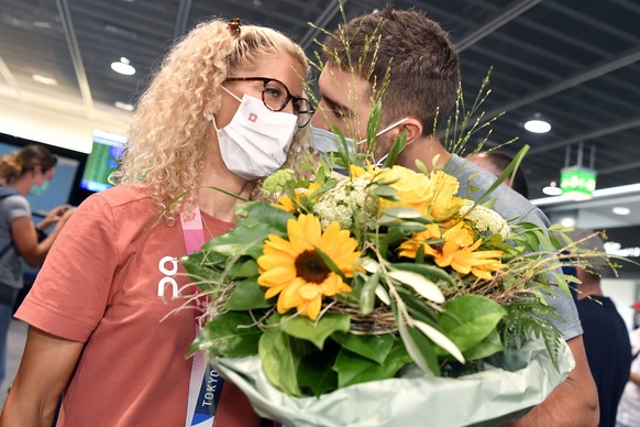 Mountainbikerin Jolanda Neff, Goldmedaillengewinnerin in Tokio mit Freund Luca bei ihrer Ankunft auf dem Flughafen Zuerich in Kloten am Donnerstag, 29. Juli 2021. (KEYSTONE/Walter Bieri)