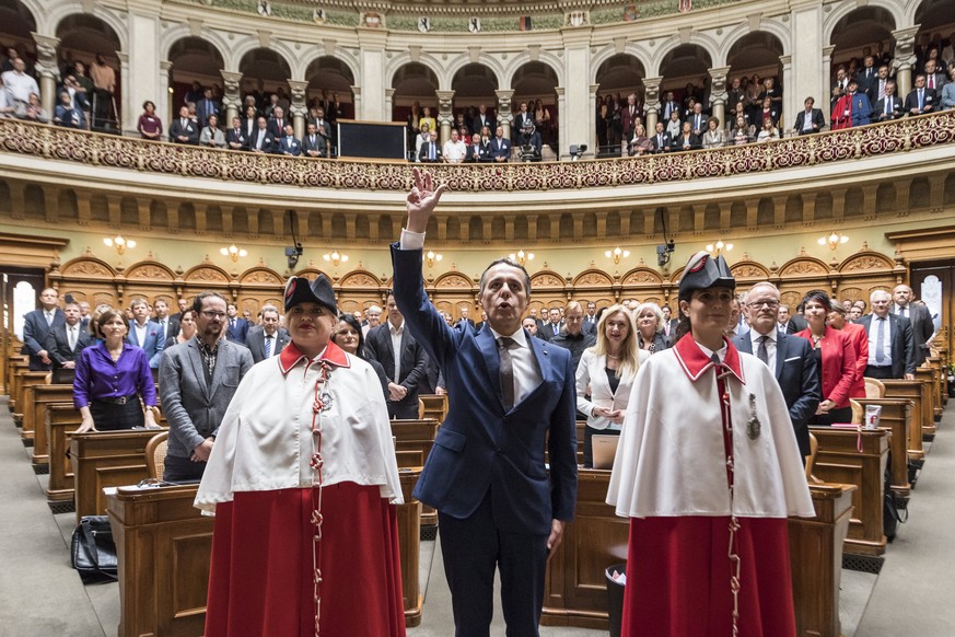 epaselect epa06215263 Newly elected Federal Councilor Ignazio Cassis (C) is sworn in as Councillor in front of the Federal Assembly, in the National Council in Berne, Switzerland, 20 September 2017. T ...