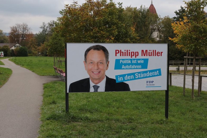 Das Anti-Müller-Plakat war am Dienstag für kurze Zeit in Lenzburg zu sehen.