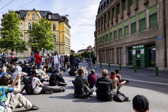 KEYPIX - Des personnes manifestent devant l&#039;hotel de Police municipale de Saint-Martin le mardi 27 mai 2025 a Lausanne. Un homme est decede dimanche dans les locaux de la Police municipale de Lau ...