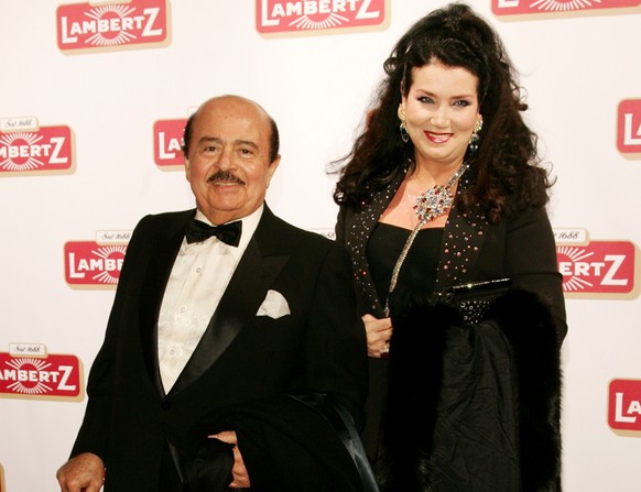 ARCHIV - Adnan Mohammed Kashoggi und seine Frau Lamia kommen am 28.01.2008 zur Modenschau der &quot;Lambertz Monday&quot;-Party in Köln. Adnan Kashoggi ist tot. (zu dpa &quot;Waffenhändler und Salonlö ...