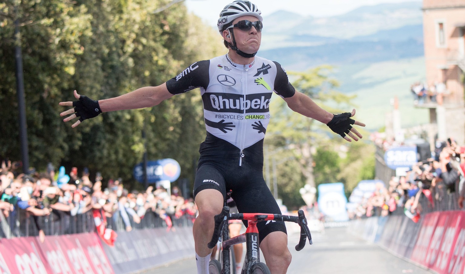 epa09212591 Swiss rider Mauro Schmid of Team Qhubeka Assos celebrates after winning the 11th stage of the 2021 Giro d&#039;Italia cycling race over 162km from Perugia to Montalcino, Italy, 19 May 2021 ...