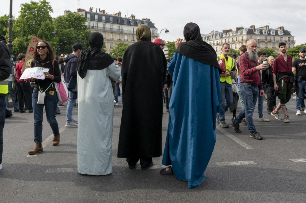 France, Paris, 2024-05-01, Three Muslim women wear cultural and religious clothing in a Paris street, Photograph by Serge Tenani / Hans Lucas, 
France, Paris, 2024-05-01, Trois femmes musulmanes, port ...