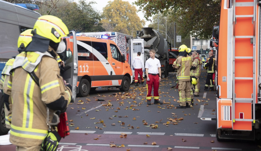 Einsatzfahrzeuge von Polizei und Feuerwehr an der Unfallstelle in Berlin-Wilmersdorf.