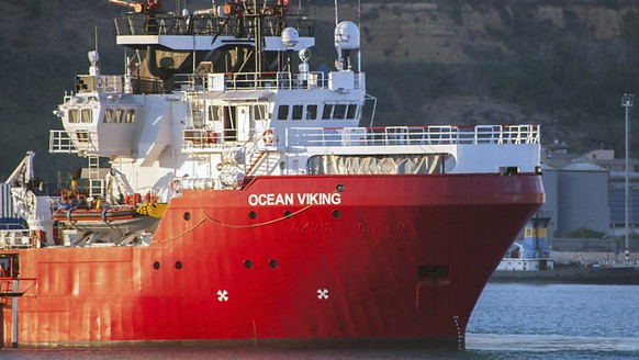 Das Rettungsschiff Ocean Viking liegt im Hafen von Porto Empedocle vor Anker. Foto: Fabio Peonia/LaPresse/AP/dpa