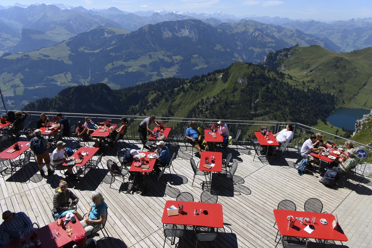ARCHIVBILD ZUM HEUTIGEN ENTSCHEID DES BUNDESRATES BETREFFEND DER WIEDEREROEFFNUNG VON RESTAURANT-TERRASSEN, AM MITTWOCH, 14. APRIL 2021 - Personen geniessen einen schoenen, warmen und sonnigen Tag auf ...