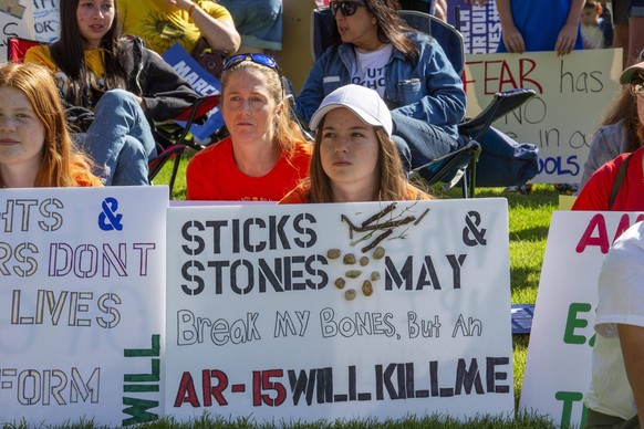 Oxford, Michigan USA, 11. Juni 2022, Hunderte demonstrierten für strengere Waffengesetze in der Stadt, in der im November 2021 vier Schüler an der Oxford High School erschossen wurden. Es war eine von ...