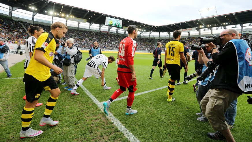 Players enter the pitch prior to the friendly game between Borussia Dortmund and Juventus Turin in the AFG-Arena in St. Gallen, Switzerland, Saturday, 25 July 2015. (KEYSTONE/Eddy Risch)