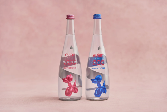 Der US-Amerikaner Jeff Koons hat zum 200. Geburtstag eine Evian-Flasche gestaltet.