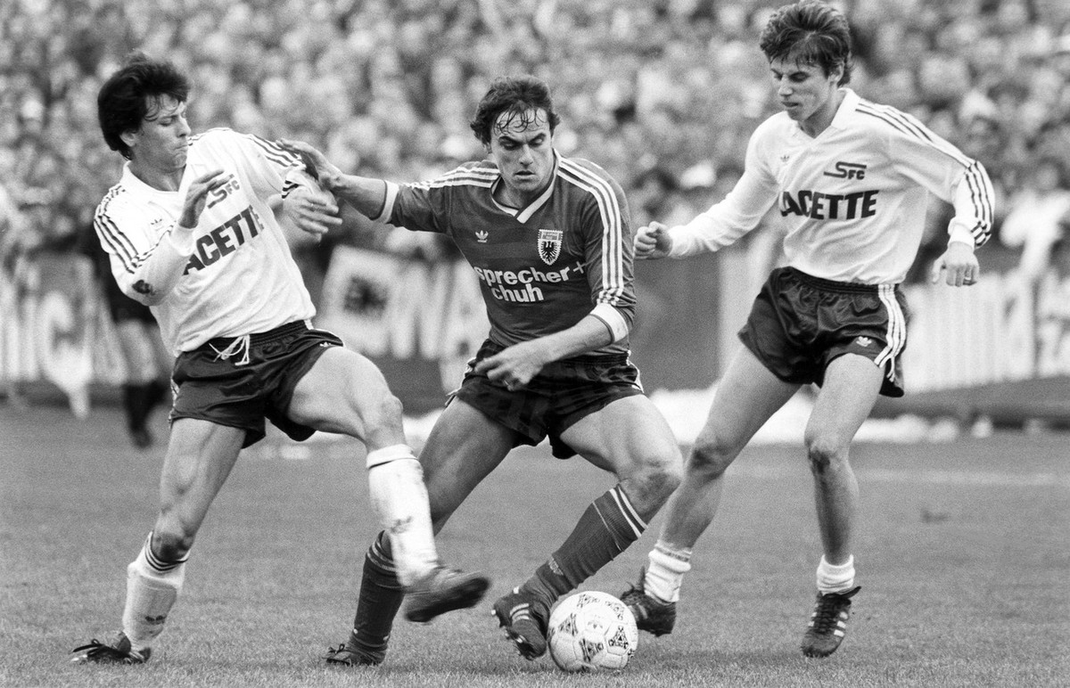 13300 viewers watched the football match FC Aarau against Servette on the Bruegglifeld in Aarau, Switzerland, on November 1, 1987, which the FC Aarau won 1:0. Pictured are FC Aarau's goalkeeper W ...