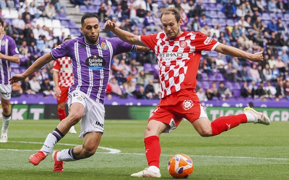 epa12097298 Girona's Daley Blind (R) in action against Valladolid's Anuar (L) during the Spanish LaLiga soccer match between Real Valladolid and Girona FC, in Valladolid, Spain, 13 May 2025. ...