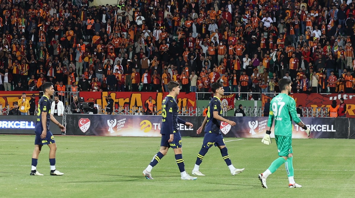 epa11264713 Fenerbahce's players leave the pitch during the Turkish Super Cup match between Fenerbahce and Galatasaray in Sanliurfa, Turkey, 07 April 2024. After three minutes of the rescheduled  ...