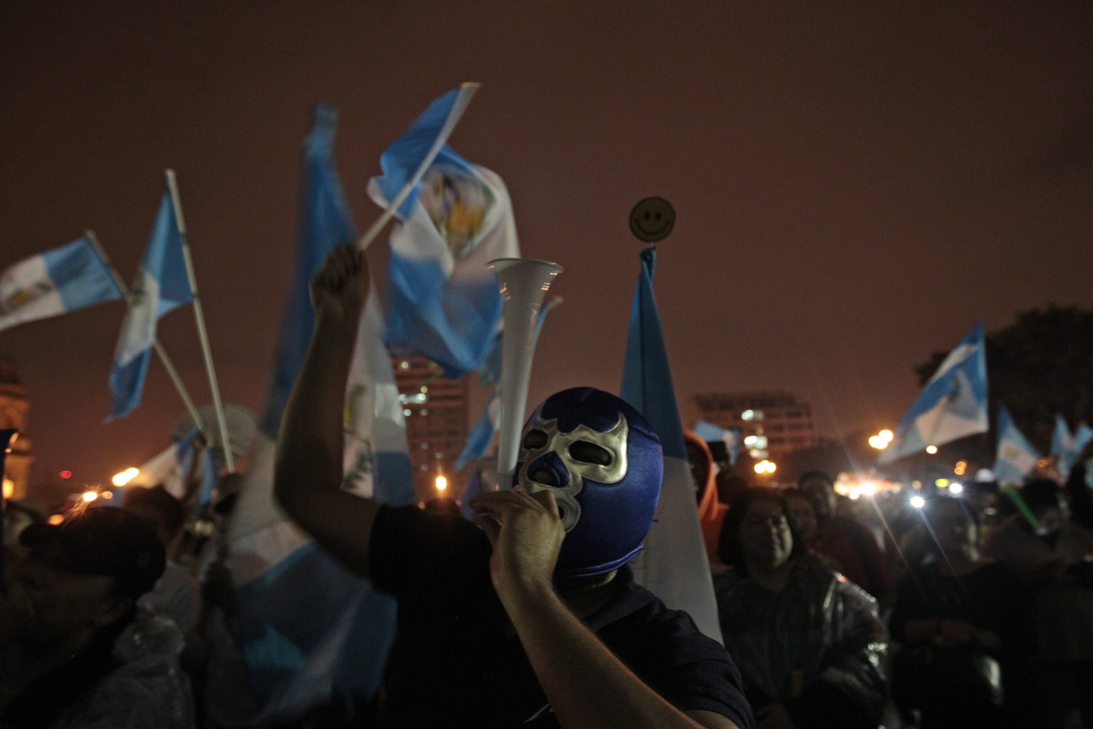 epaselect epa04908513 Citizens celebrate after the announcement of the loss of immunity of Guatemalan President Otto Perez Molina, outside the National Palace in Guatemala City, Guatemala, 01 Septembe ...