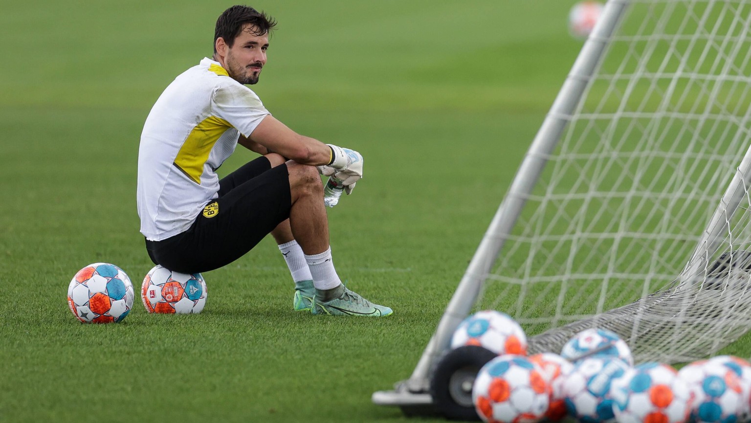 IMAGO / RHR-Foto

Sport Bilder des Tages 26.08.2021, Fussball, Saison 2021/2022, Training Borussia Dortmund, Roman Bürki (Borussia Dortmund) Foto: RHR-Foto/Dennis Ewert Dortmund Vereinsgelände Borussi ...