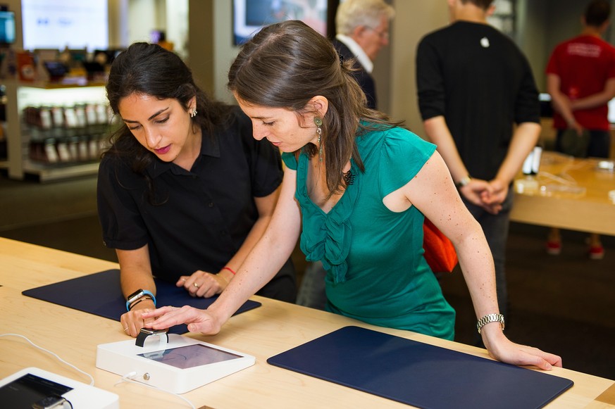 Kaufberatung in einem Apple Store. In wenigen Wochen kommt das erste grosse Software-Update für die Uhr.