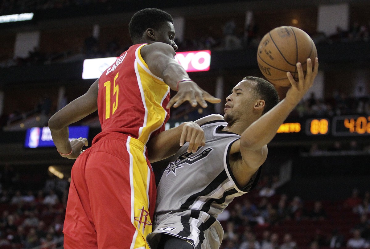 Capela (l.) bei seinem vorläufig letzten Einsatz &nbsp;in der NBA gegen die San Antonio Spurs.