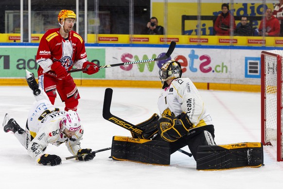 SC Rapperswil-Jona Lakers PostFinance Top Scorer Roman Cervenka gegen HC Ajoie Stuermer Matteo Romanenghi und Torhueter Tim Wolf waehrend dem Eishockey-Meisterschaftsspiel der National League zwischen ...