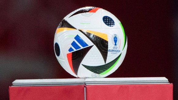 Symbolbild Adidas Spielball Fussballliebe auf DFB Stele, GER, Deutschland GER vs D