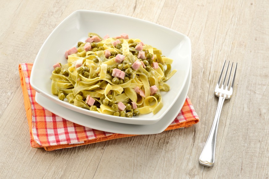 tagliatelle fettuccine pasta panna piselli speck prosciutto crudo cotto salmone lachs schinken rahm limone zitronen wodka vodka essen food italien italia