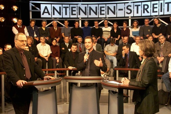 Der neue Moderator der Arena auf SF DRS, Patrick Rohr (Mitte), bei seinem ersten Arena-Auftritt am Freitag, 5. November 1999 zum Thema Antennen-Streit; links Georges Theiler, FDP-Nationalrat, rechts R ...
