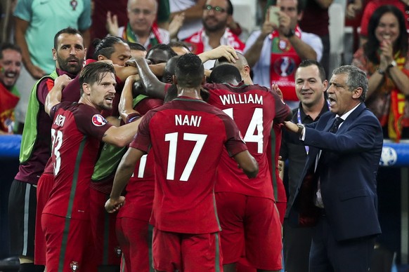 Trainer Fernando Santos (r.) verstand es gut, sein Team einzuschwören und richtig zu ordnen.