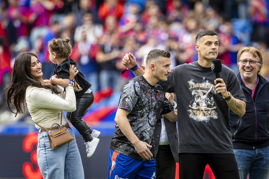 Taulant Xhaka (FCB) (Mitte) neben seinem Bruder Granit Xhaka (rechts) wird offiziell verabschiedet vor dem Fussball Meisterschaftsspiel der Championship Group der Swiss Super League zwischen dem FC Ba ...