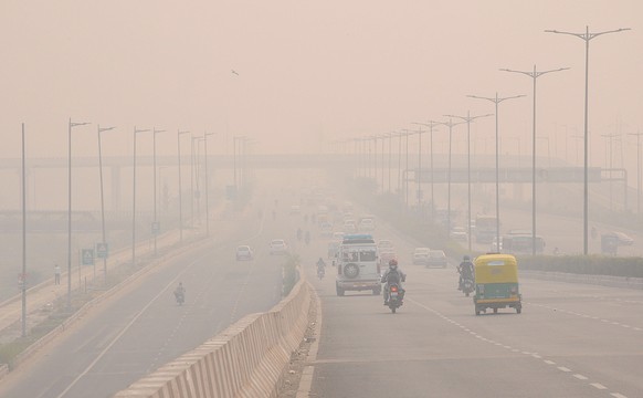 epaselect epa07149871 A train moves through heavy smog one day after the Diwali festival in New Delhi, India, 08 November 2018. Indian court imposed restrictions on the sale and use of firecrackers in ...