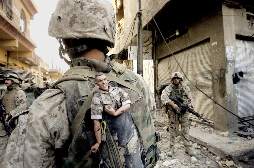 Preisgekrönt: Das Bild eines US-Marine, der seine Puppe als Maskottchen in den Häuserkampf von Falludscha mitgebracht hat.