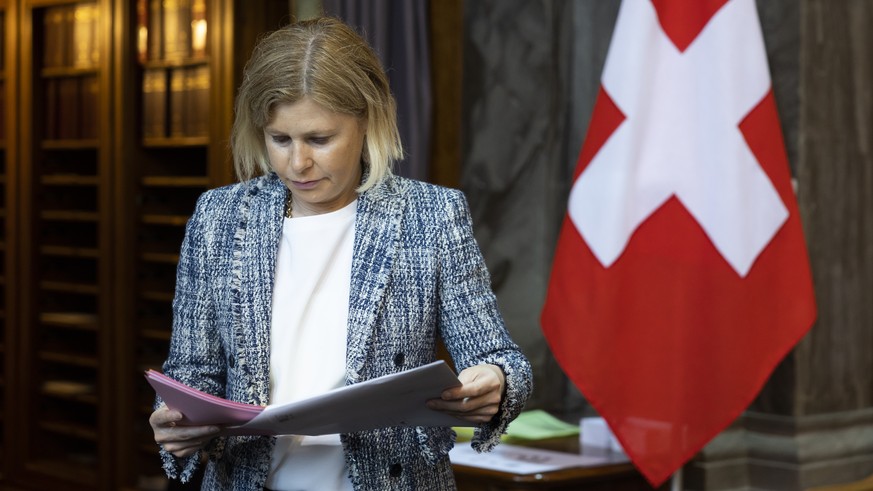 Esther Friedli, SVP-SG, schaut in ihre Unterlagen, am letzten Tag der Sommersession der Eidgenoessischen Raete, am Freitag, 16. Juni 2023, in Bern. (KEYSTONE/Peter Klaunzer)