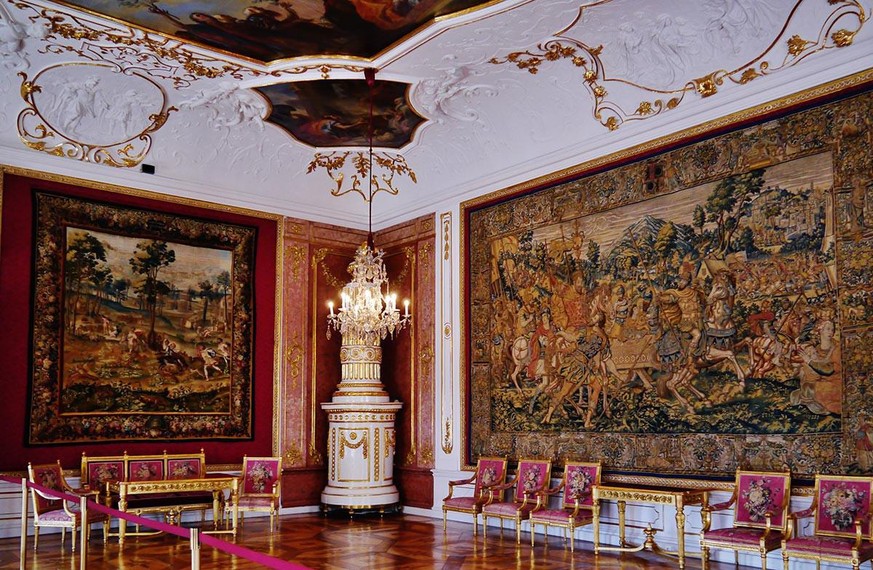Für ihre Freiheit tauschten Luise und Leopold ein Leben in der noblen Residenz in Salzburg ein.
https://commons.wikimedia.org/wiki/File:Salzburg_Residenz_Innen_13.jpg