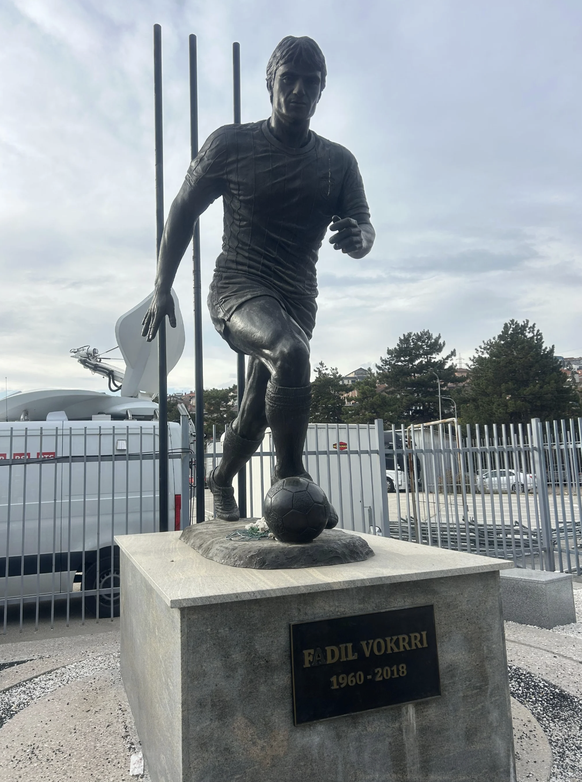 Die Statue zu Ehren von Fadil Vokrri.