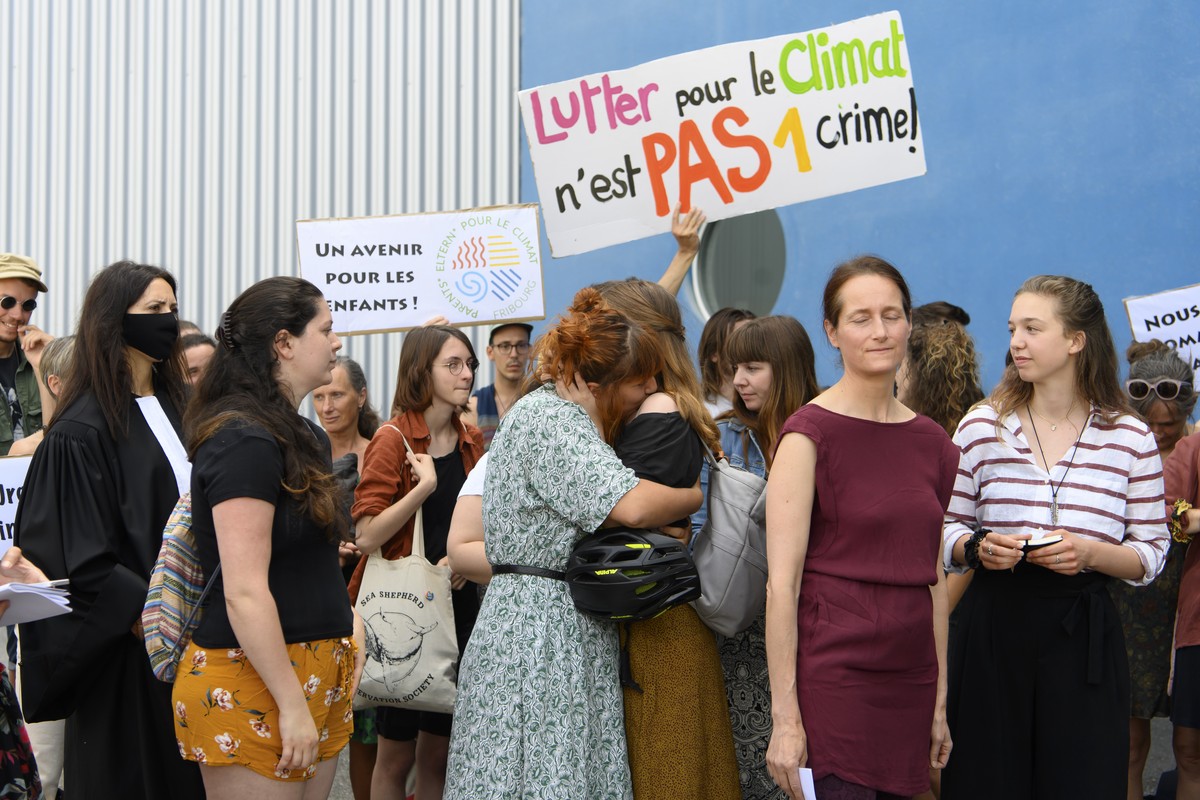 Des personnes reagissent apres le verdict du proces de 31 activistes du climat ayant bloque Fribourg-Centre en novembre 2019 lors du Black Friday, le vendredi 18 juin 2021, devant le Tribunal d'a ...