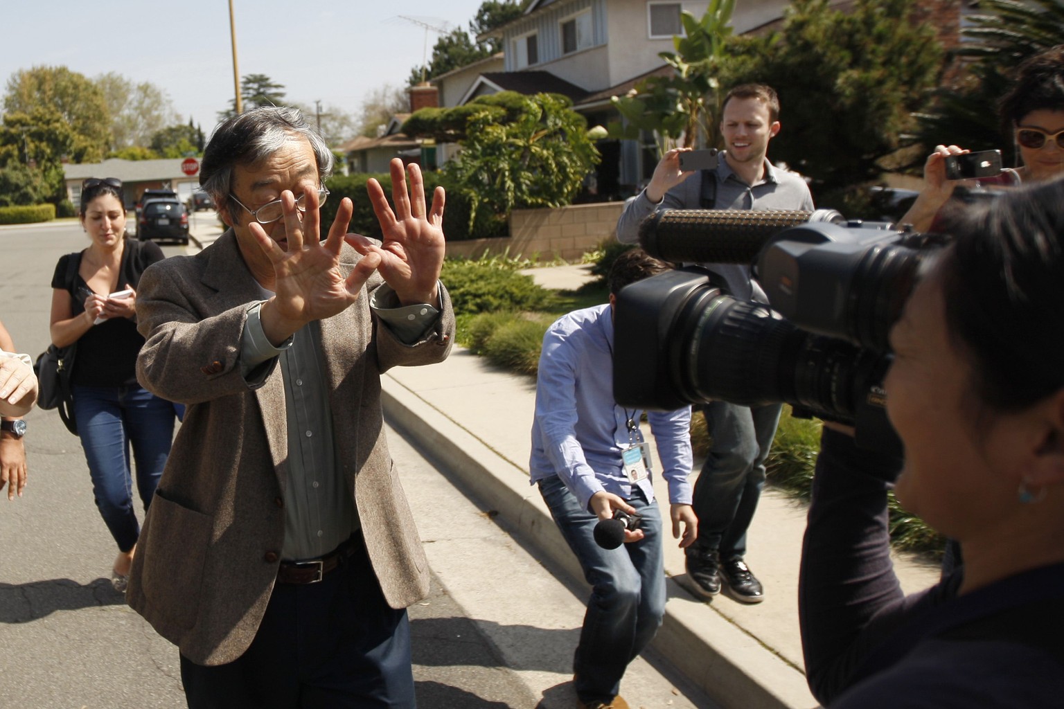 Als der Japaner Satoshi Nakamoto Anfang März als angeblicher Bitcoin-Entwickler enthüllt worden war, machten die Journalisten vor seinem Haus Jagd auf ihn.