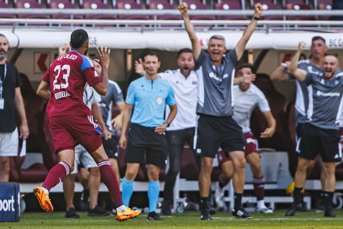 l'attaquant genevois Ronny Rodelin, gauche, celebre son but, lors de la rencontre de football de Super League entre le Geneve Servette FC et le FC St. Gallen, ce dimanche 17 juillet 2022 au stade ...