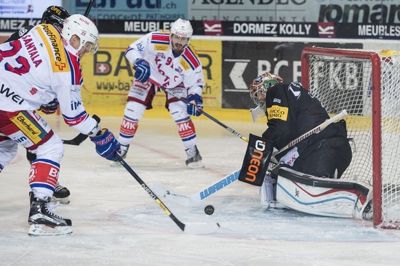 Gotteron-Goalie Benjamin Conz im Duell mit Kloten-Flyers-Stürmer Tommi Santala.